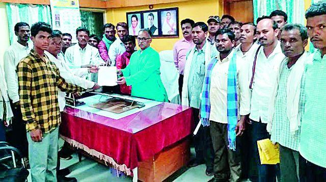 Tribal students in Melghat do not have access outside the district | मेळघाटातील आदिवासी विद्यार्थ्यांना जिल्ह्याबाहेर प्रवेश नको Tribal students in Melghat do not have access outside the district | मेळघाटातील आदिवासी विद्यार्थ्यांना जिल्ह्याबाहेर प्रवेश नको