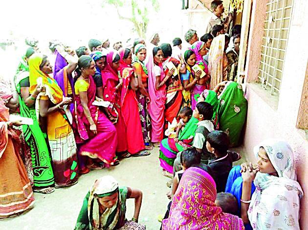 The tribes of Adivasi started returning to Melghat | आदिवासींचे जत्थे मेळघाटात परतू लागले The tribes of Adivasi started returning to Melghat | आदिवासींचे जत्थे मेळघाटात परतू लागले