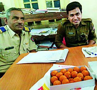 Raghuveer's Ladut glass FDT strongly shouting | रघुवीरच्या लाडूत काच एफडीएत जोरदार घोषणाबाजी Raghuveer's Ladut glass FDT strongly shouting | रघुवीरच्या लाडूत काच एफडीएत जोरदार घोषणाबाजी