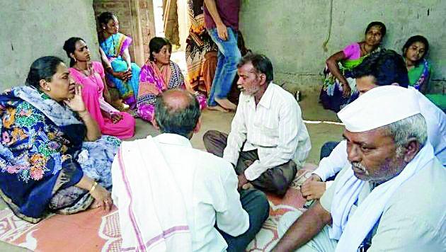 Yashomati Thakur did the consolation of the farming family | यशोमती ठाकूर यांनी केले शेतकरी कुटुंबाचे सांत्वन Yashomati Thakur did the consolation of the farming family | यशोमती ठाकूर यांनी केले शेतकरी कुटुंबाचे सांत्वन