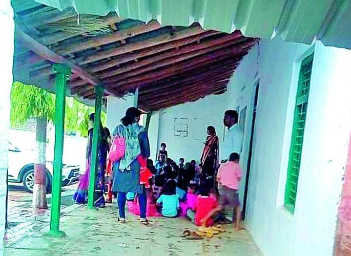 The school of Kajaldh filled in verandah on the very first day | पहिल्याच दिवशी व्हरांड्यात भरली काजलडोहची शाळा The school of Kajaldh filled in verandah on the very first day | पहिल्याच दिवशी व्हरांड्यात भरली काजलडोहची शाळा