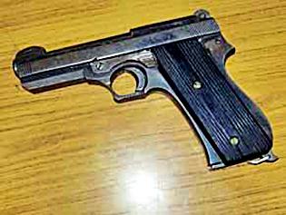 'Finger' on his wife's photo | ‘तो’ पत्नीच्या फोटोवर करायचा फायरिंग 'Finger' on his wife's photo | ‘तो’ पत्नीच्या फोटोवर करायचा फायरिंग