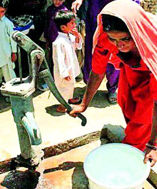 Ten lakhs of rupees for one lakh hands | एका लाखाच्या हातपंपासाठी दहा लाखांचा खर्च Ten lakhs of rupees for one lakh hands | एका लाखाच्या हातपंपासाठी दहा लाखांचा खर्च