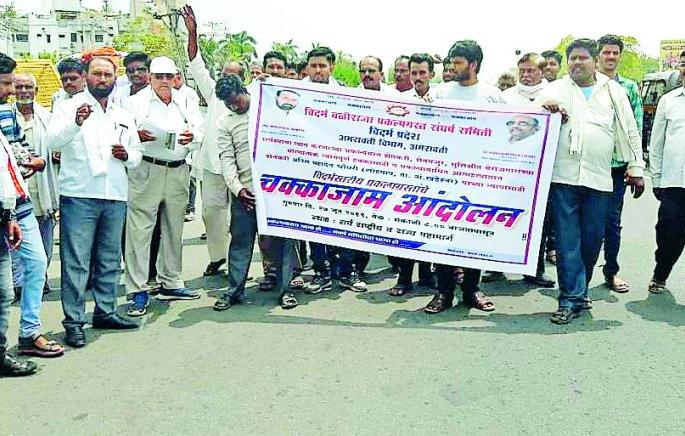 Stop the road to the project-affected Rahtgaon T-Point | प्रकल्पग्रस्तांचा रहाटगाव टी-पॉर्इंटवर रास्ता रोको