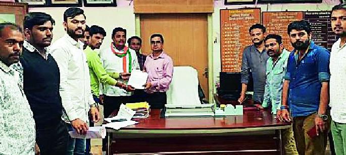 Youth Congress aggressors on the issue of vacancy of medical officers | वैद्यकीय अधिकाऱ्यांच्या रिक्त पदाच्या मुद्यावर युवक काँग्रेस आक्रमक Youth Congress aggressors on the issue of vacancy of medical officers | वैद्यकीय अधिकाऱ्यांच्या रिक्त पदाच्या मुद्यावर युवक काँग्रेस आक्रमक