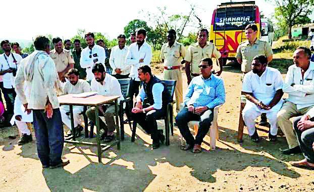 Adivasis returned after a month-long agitation | महिनाभराच्या आंदोलनानंतर परतले आदिवासी Adivasis returned after a month-long agitation | महिनाभराच्या आंदोलनानंतर परतले आदिवासी