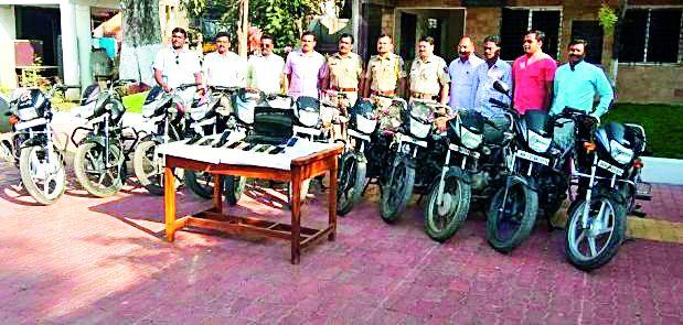 Mobile, a bike stolen 'One Man Show' | मोबाईल, दुचाकी चोरीतील 'वन मॅन शो' पोलिसांच्या जाळ्यात Mobile, a bike stolen 'One Man Show' | मोबाईल, दुचाकी चोरीतील 'वन मॅन शो' पोलिसांच्या जाळ्यात