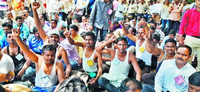 Fasting of teachers' chains continues at Azad Maidan | आझाद मैदानावर शिक्षकांचे साखळी उपोषण सुरूच