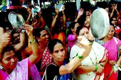 Anganwadi workers, helpers of the helpers in Kolhapur | अंगणवाडी सेविका, मदतनीसांचा संप कोल्हापुरात सुरूच Anganwadi workers, helpers of the helpers in Kolhapur | अंगणवाडी सेविका, मदतनीसांचा संप कोल्हापुरात सुरूच