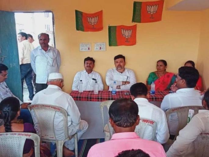 Congress leader's campaign for BJP candidate | जिल्हा परिषद पोटनिवडणूक : काँग्रेस नेत्याकडून भाजप उमेदवाराचा प्रचार Congress leader's campaign for BJP candidate | जिल्हा परिषद पोटनिवडणूक : काँग्रेस नेत्याकडून भाजप उमेदवाराचा प्रचार