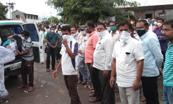 Welcoming corona-free patients | कोरोनामुक्त रुग्णांवर पुष्पवृष्टी करत स्वागत