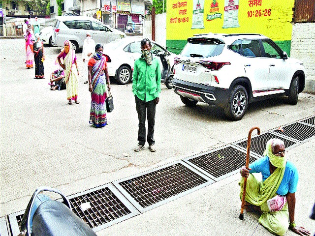 Social Distance in banks now | बॅँकांमध्येही आता सोशल डिस्टन्स Social Distance in banks now | बॅँकांमध्येही आता सोशल डिस्टन्स