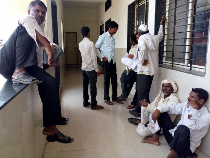 Farmers are forced to take revenge of ancestors to take crop loans | पीककर्ज घेण्यासाठी पूर्वजांचेही फेरफार काढण्याची शेतकऱ्यांवर सक्ती