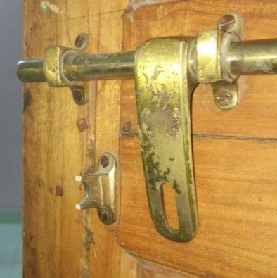 Millions of households, door thousand and lock in only Rs 100! | घर लाखोंचे, दरवाजा हजाराचा अन् कुलूप केवळ १०० रूपयांचे ! Millions of households, door thousand and lock in only Rs 100! | घर लाखोंचे, दरवाजा हजाराचा अन् कुलूप केवळ १०० रूपयांचे !