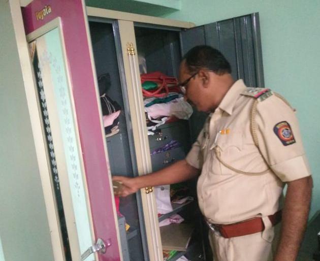 Bead's thief; Four burglars; Ex-servicemen's stolen rifle | बीडमध्ये चोरट्यांचा धुमाकूळ; चार घरफोड्या; माजी सैनिकाची चोरली रायफल Bead's thief; Four burglars; Ex-servicemen's stolen rifle | बीडमध्ये चोरट्यांचा धुमाकूळ; चार घरफोड्या; माजी सैनिकाची चोरली रायफल