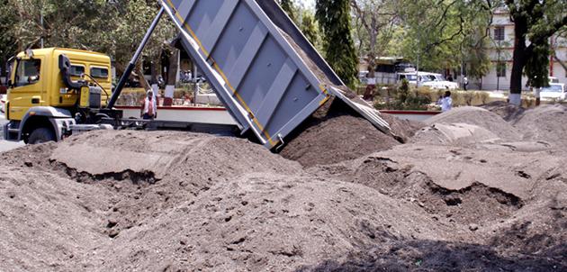 Five employees' case against sand 'rate card' case | वाळू ‘रेट कार्ड’ प्रकरणी पाच कर्मचाऱ्यांवर कारवाई Five employees' case against sand 'rate card' case | वाळू ‘रेट कार्ड’ प्रकरणी पाच कर्मचाऱ्यांवर कारवाई