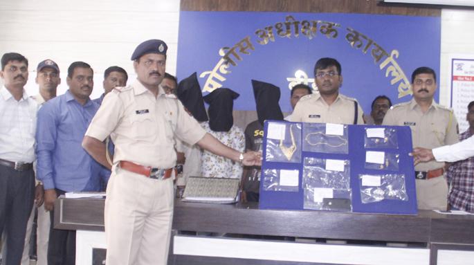 Robbery, accused in robbery case | दरोडा, चोरी प्रकरणातील आरोपी जेरबंद Robbery, accused in robbery case | दरोडा, चोरी प्रकरणातील आरोपी जेरबंद