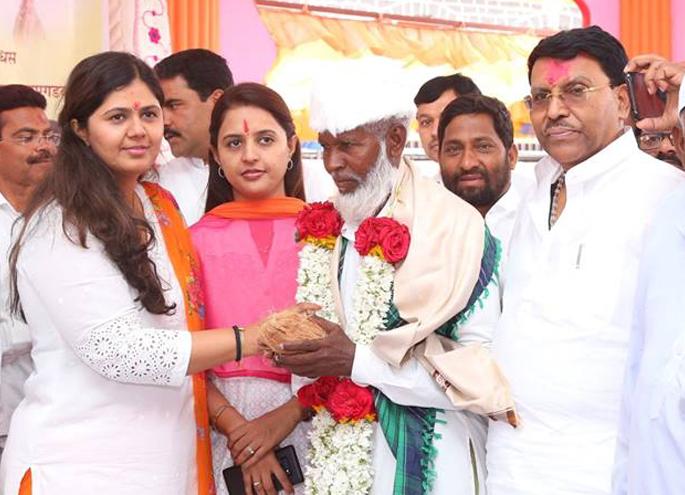 'Politics's shoes should be out Of The Naraynagad' | ‘राजकारणाचे जोडे गडाबाहेर असावेत’ 'Politics's shoes should be out Of The Naraynagad' | ‘राजकारणाचे जोडे गडाबाहेर असावेत’