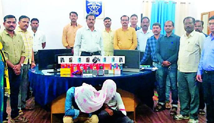 Four-hour police robberies lurk in the woods | जंगलात चार तास पोलीस-चोरट्यांची लपाछपी Four-hour police robberies lurk in the woods | जंगलात चार तास पोलीस-चोरट्यांची लपाछपी