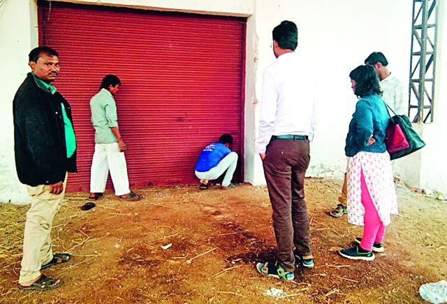 Food and Drug Administration took branches from the shop | अन्न व औषधी प्रशासनाने घेतली दुकानांची झाडाझडती