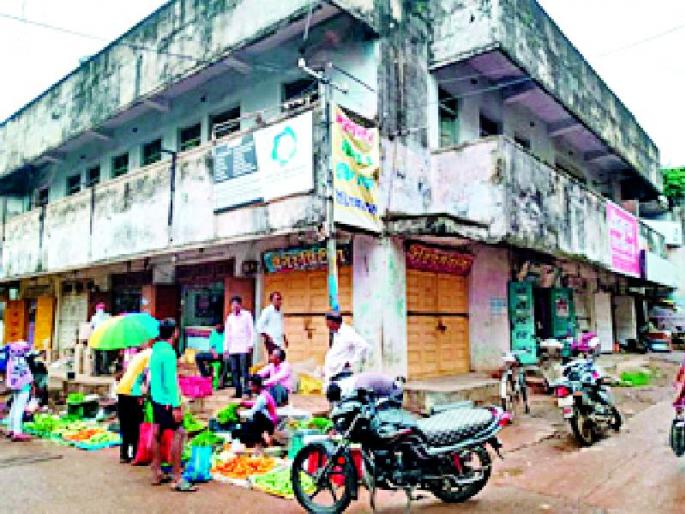 Attempt to drive a hammer on a merchant package | व्यापारी संकुलावर हातोडा चालविण्याचा प्रयत्न Attempt to drive a hammer on a merchant package | व्यापारी संकुलावर हातोडा चालविण्याचा प्रयत्न