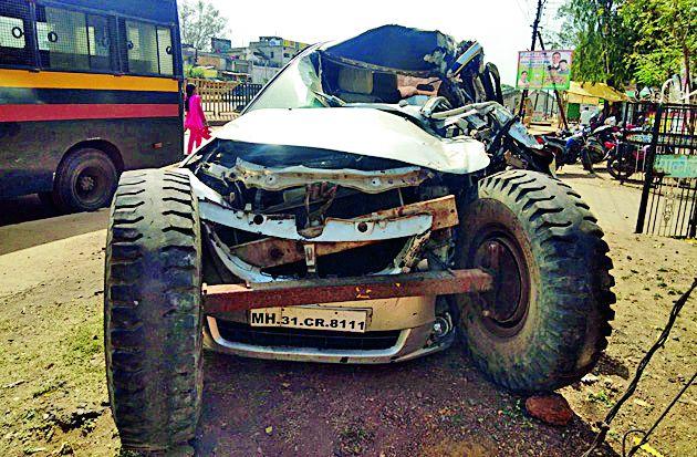 A car accident, driver dies | दारु वाहतूक करणाऱ्या कारचा अपघात, चालक ठार