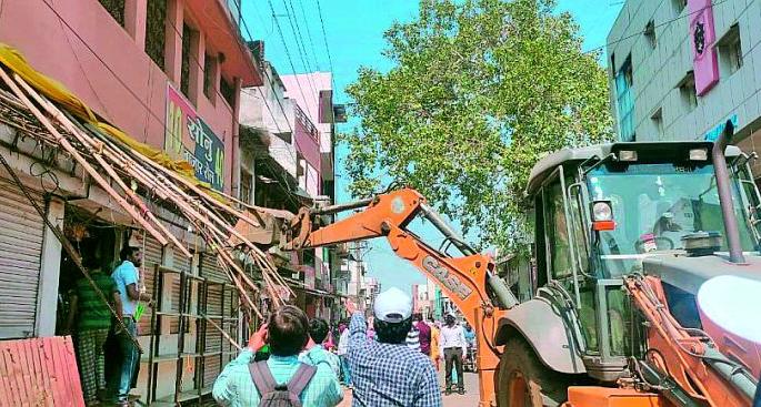 Hammer on the encroachment of 125 shops | 125 दुकानांच्या अतिक्रमणावर हातोडा Hammer on the encroachment of 125 shops | 125 दुकानांच्या अतिक्रमणावर हातोडा