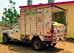 Two lakhs of money seized along with Mohfoola | मोहफुलांसह दोन लाखांचा मुद्देमाल जप्त Two lakhs of money seized along with Mohfoola | मोहफुलांसह दोन लाखांचा मुद्देमाल जप्त