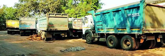 11 illegal tufters and four tractors seized in the sand | रेतीचे अवैध ११ टिप्पर व चार ट्रॅक्टर जप्त