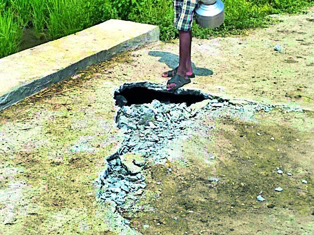 Rampur-Ambgad bridge breakthrough | रामपूर-आंबगड पुलाला भगदाड Rampur-Ambgad bridge breakthrough | रामपूर-आंबगड पुलाला भगदाड