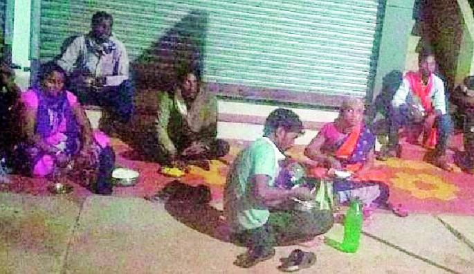 Humanity with khaki uniform | खाकी वर्दीने जोपासली माणुसकी Humanity with khaki uniform | खाकी वर्दीने जोपासली माणुसकी