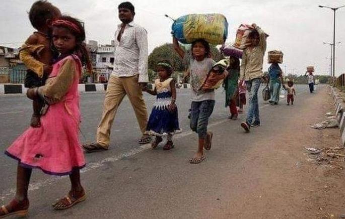 Workers travel hundreds of kilometers without food | Corona Virus in Bhandara; मजुरांचा अन्न पाण्याशिवाय शेकडो किलोमीटर प्रवास Workers travel hundreds of kilometers without food | Corona Virus in Bhandara; मजुरांचा अन्न पाण्याशिवाय शेकडो किलोमीटर प्रवास