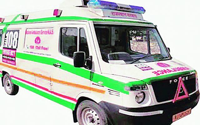 The ambulance driver runs on the poor standard | अपुऱ्या मानधनावर राबतात रुग्णवाहिका चालक The ambulance driver runs on the poor standard | अपुऱ्या मानधनावर राबतात रुग्णवाहिका चालक