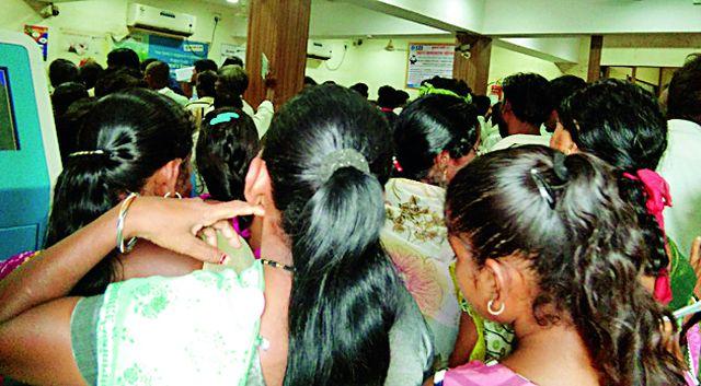 Customers at Jamb State Bank staff will lose their shortcomings | जांब स्टेट बँकेतील कर्मचारी कमतरतेने ग्राहक वैतागले Customers at Jamb State Bank staff will lose their shortcomings | जांब स्टेट बँकेतील कर्मचारी कमतरतेने ग्राहक वैतागले