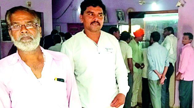 The villagers' kevil tussle for zero interest has begun | शून्य व्याजदरासाठी शेतकऱ्यांची केविलवाणी धडपड सुरुच The villagers' kevil tussle for zero interest has begun | शून्य व्याजदरासाठी शेतकऱ्यांची केविलवाणी धडपड सुरुच