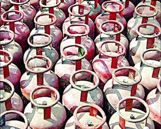 'Ujjwala' brought the housewife's eyes water | ‘उज्ज्वला’ने आणले गृहिणींच्या डोळ्यात पाणी 'Ujjwala' brought the housewife's eyes water | ‘उज्ज्वला’ने आणले गृहिणींच्या डोळ्यात पाणी