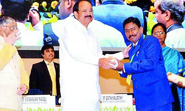 Pramod Nagadeve Award for the Prime Minister's Shramavir Award | प्रधानमंत्री श्रमवीर पुरस्काराने प्रमोद नागदेवे सन्मानित