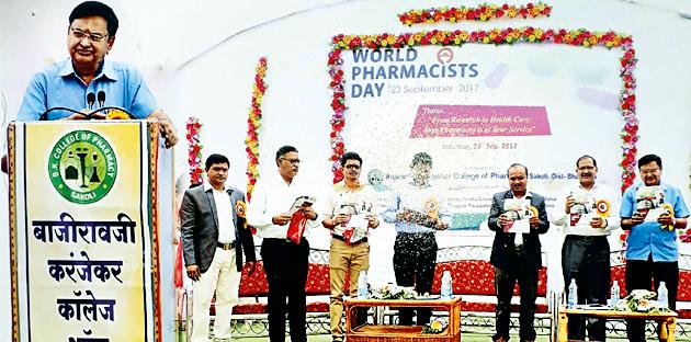 The Pharmacy students will look at the research | फार्मसीच्या विद्यार्थ्यांनी संशोधनाकडे लक्ष द्यावे