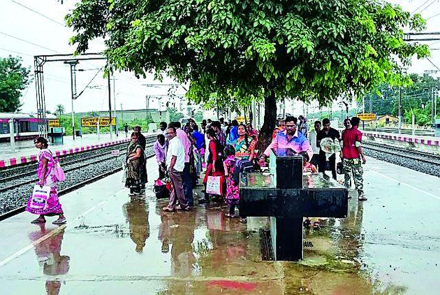 The rainy season was hit by the British railway station | ब्रिटीशकालीन रेल्वेस्थानकावर पावसाचा प्रवाशांना फटका