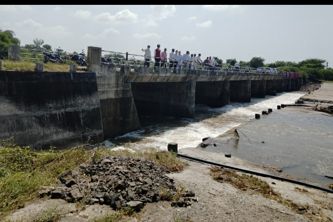 The bridge over the Yerla river in Bhurkawadi was filled up | भुरकवडीतील येरळा नदीवरील पुलाचा भराव लागला खचू The bridge over the Yerla river in Bhurkawadi was filled up | भुरकवडीतील येरळा नदीवरील पुलाचा भराव लागला खचू