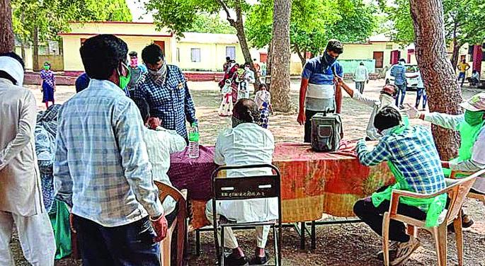 Buldana: An investigation of 20 Thousand citizens from outside | बुलडाणा: बाहेरून आलेल्या २० हजार नागरिकांची तपासणी Buldana: An investigation of 20 Thousand citizens from outside | बुलडाणा: बाहेरून आलेल्या २० हजार नागरिकांची तपासणी