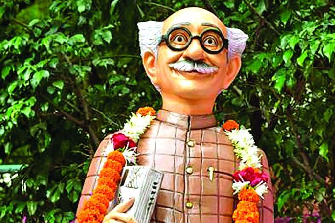 The first 'Common Man' statue in Vidarbha installed in Buldhana | 'कॉमन मॅन'चा विदर्भातील पहिला पुतळा बुलडाण्यात The first 'Common Man' statue in Vidarbha installed in Buldhana | 'कॉमन मॅन'चा विदर्भातील पहिला पुतळा बुलडाण्यात