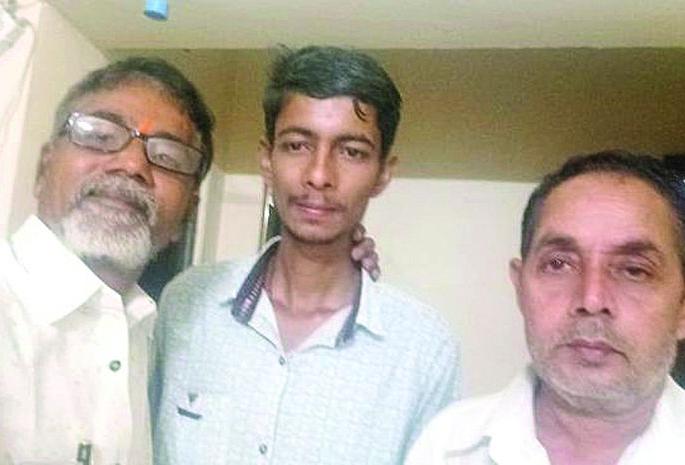 Buldhana's duo become angel for Missing boy in Tirupati | गतिमंद मुलासाठी बुलडाण्याचे दोघे ठरले देवदुत Buldhana's duo become angel for Missing boy in Tirupati | गतिमंद मुलासाठी बुलडाण्याचे दोघे ठरले देवदुत