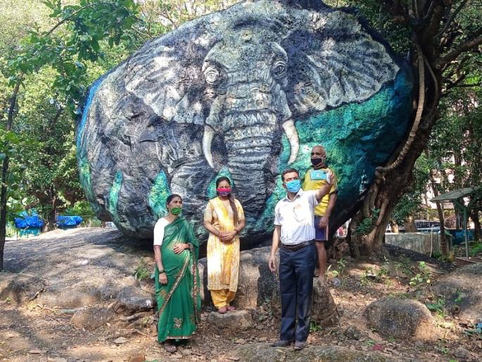 Stone paintings in the park; Almost all Mumbaikars for selfies | उद्यानांत पाषाण चित्रे; सेल्फीसाठी मुंबईकरांचीही लगबग Stone paintings in the park; Almost all Mumbaikars for selfies | उद्यानांत पाषाण चित्रे; सेल्फीसाठी मुंबईकरांचीही लगबग