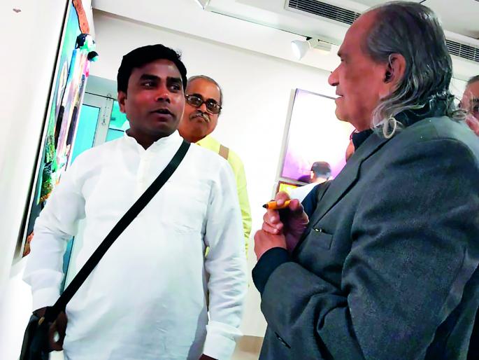 Hansraj Gawale's painting is honored in Delhi | हंसराज गवळे यांच्या चित्रकलेचा दिल्लीत गौरव Hansraj Gawale's painting is honored in Delhi | हंसराज गवळे यांच्या चित्रकलेचा दिल्लीत गौरव