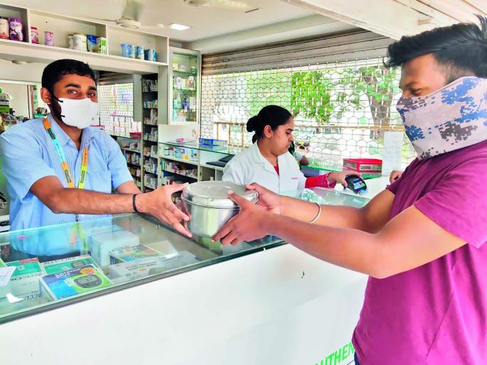 CoronaVirus Lockdown: | CoronaVirus Lockdown : विद्यार्थी घरी परतले, नोकरदारांचे जेवणाविना हाल CoronaVirus Lockdown: | CoronaVirus Lockdown : विद्यार्थी घरी परतले, नोकरदारांचे जेवणाविना हाल