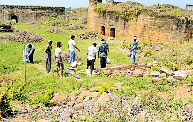 Sahyadri initiatives for the cleanliness of the forts | किल्ल्यांच्या स्वच्छतेसाठी सह्यांद्रीचा पुढाकार Sahyadri initiatives for the cleanliness of the forts | किल्ल्यांच्या स्वच्छतेसाठी सह्यांद्रीचा पुढाकार