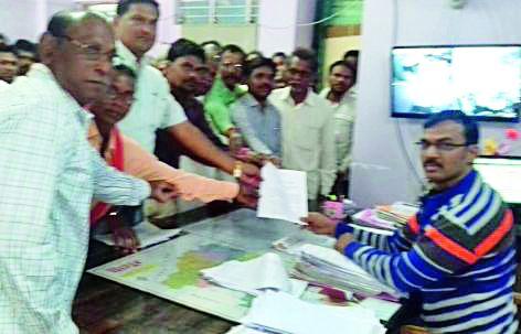 The government should pay compensation to power-hit farmers | वीज टॉवरग्रस्त शेतकऱ्यांना शासकीय दराने मोबदला द्यावा