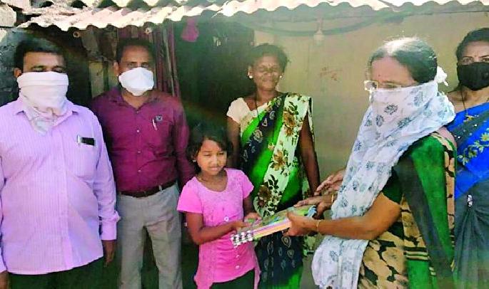 Books reached the students on the first day | पहिल्या दिवशीच विद्यार्थ्यांपर्यंत पोहोचली पुस्तके Books reached the students on the first day | पहिल्या दिवशीच विद्यार्थ्यांपर्यंत पोहोचली पुस्तके