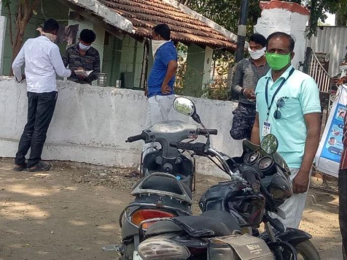 Anandvan campus seal; The amount to the customer while bringing the bank staff only | चंद्रपूर जिल्ह्यात आनंदवन परिसर सील; बँकेचे कर्मचारीच आणून देताना ग्राहकांना रक्कम Anandvan campus seal; The amount to the customer while bringing the bank staff only | चंद्रपूर जिल्ह्यात आनंदवन परिसर सील; बँकेचे कर्मचारीच आणून देताना ग्राहकांना रक्कम